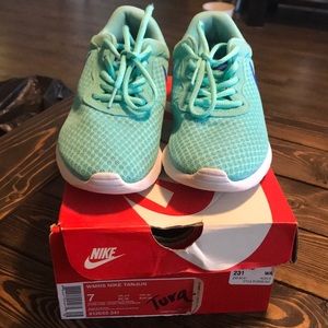 Women’s Nike Tanjun - Size 7 - Turquiose